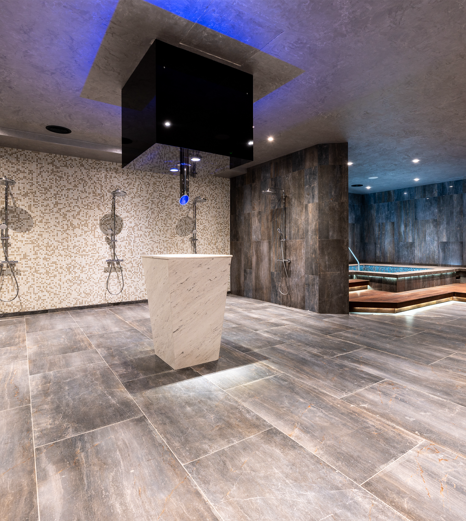 Вътрешен минерален басейн с водопад — Empire Balneo & Spa Hotel, Хисаря